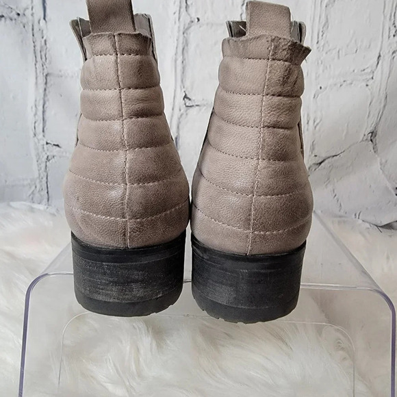 Steve Madden Graant Women's Pull On Chelsea Boot Taupe 8M Stylish Casual Classic - Picture 9 of 13